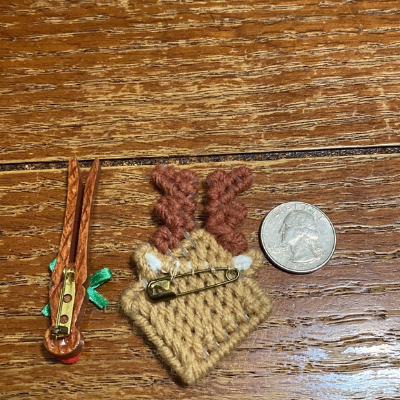 2 Handmade Reindeer brooches - Picture 3 of 3